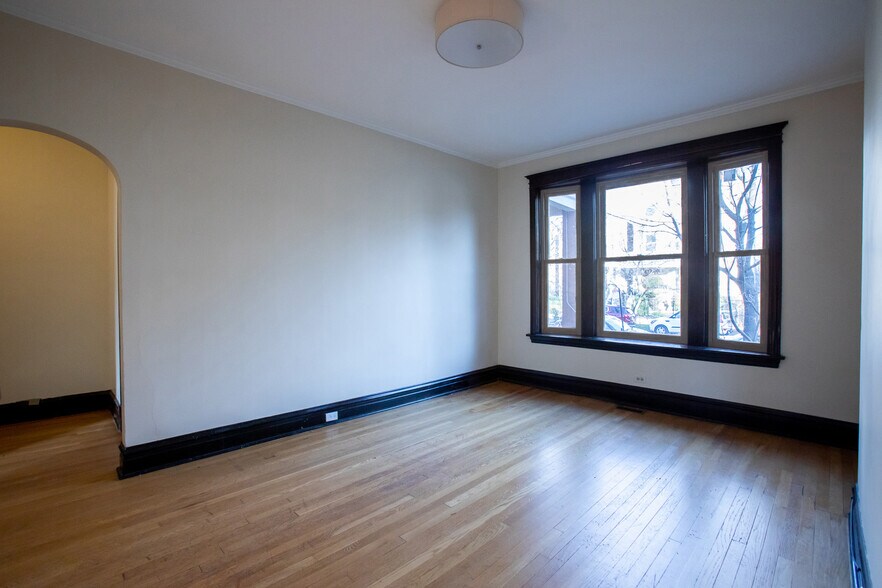 Living Room - 1409 W Belle Plaine Ave