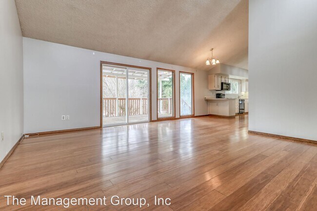 Building Photo - 4 br, 2.5 bath House - 2311 NE Parkview Drive