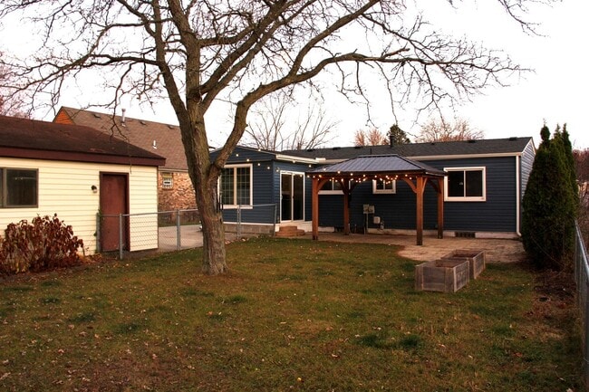 Building Photo - 43592 Champlain Ct