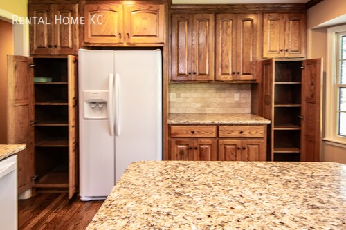 Building Photo - Beautifully updated split level with Finis...
