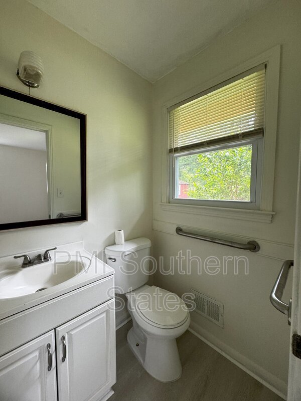 Building Photo - 205 Ellington Dr