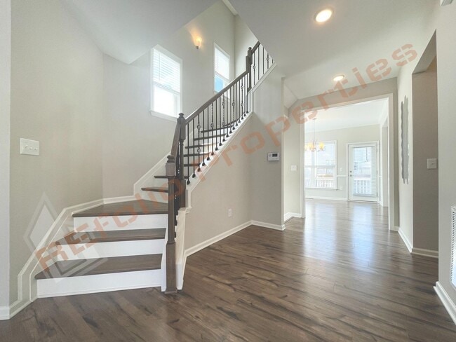 Building Photo - Beautiful End Unit 3 Story 3 bedroom, 3.5 bathroom Townhome with 2 Car-Garage in 540 Townes subdi...