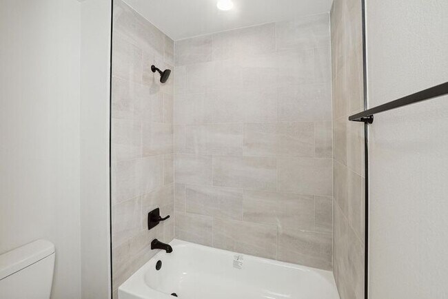 Building Photo - 8904 Oakleaf Ct