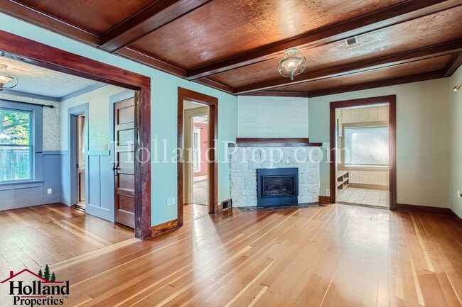 Building Photo - Charming Hillsboro Retreat: Cozy Single-Level Home with Greenhouse & Kids' Clubhouse!