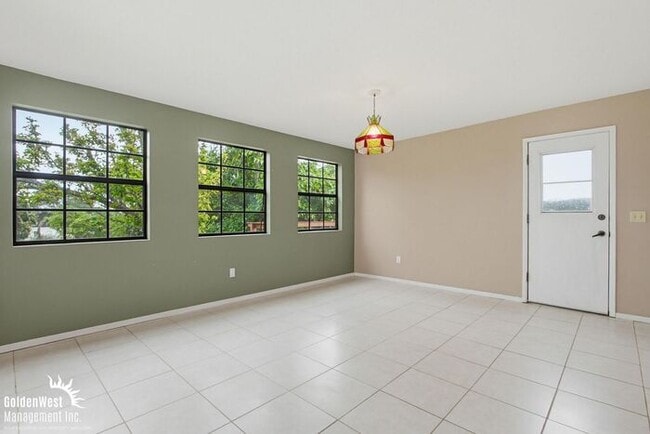 Building Photo - Spacious and Inviting 4Bdm 3Ba Home Nestled in the Scenic Hills of Fallbrook!