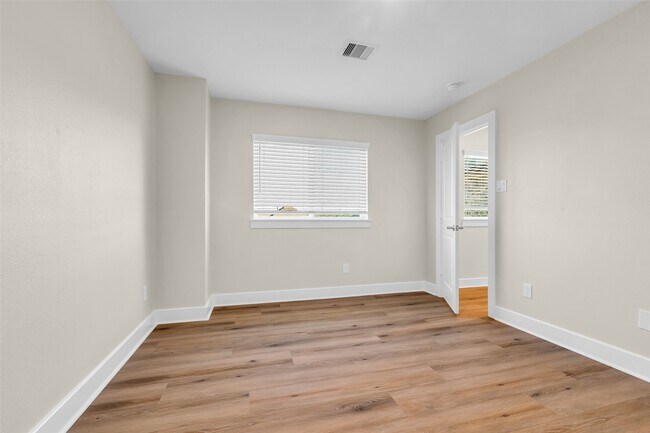 Building Photo - 12341 N Chestnut Hls Dr