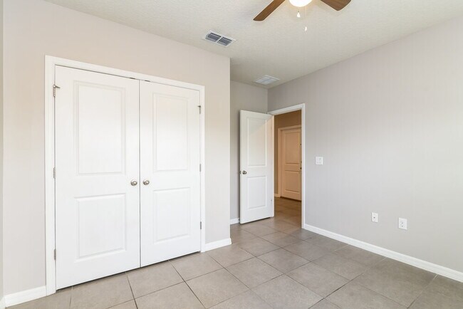 Building Photo - 956 Louvre Ct