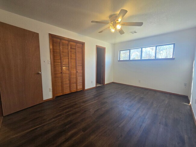 Building Photo - 3 Bed 2 Bath at Shawnee