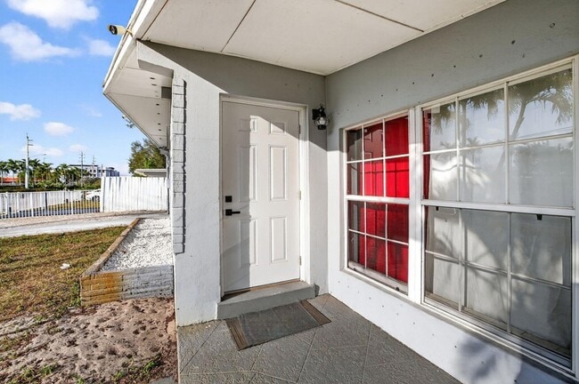 Building Photo - 108 SW 24th Ave