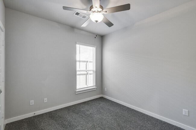 Building Photo - 736 Wheatfield Dr