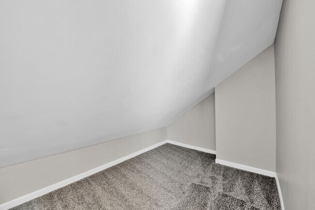 Building Photo - 4 bedrooms $2150