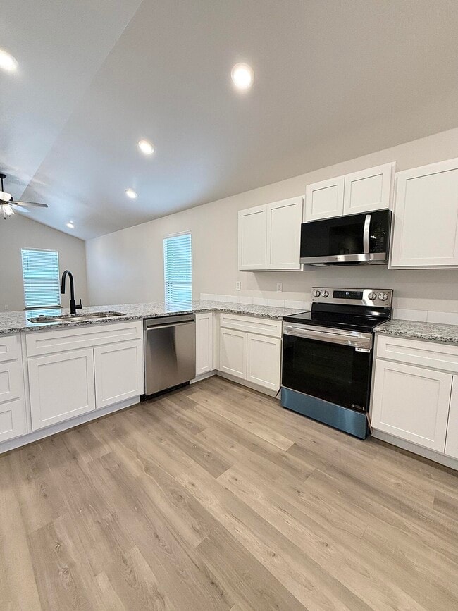 Building Photo - 2501 Kenwood Ave