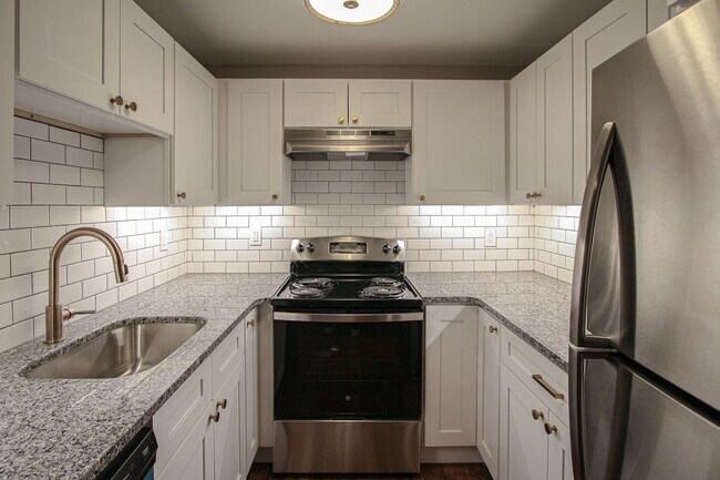 Building Photo - Beautiful 2 Bedroom Renovated Apartment Wa...