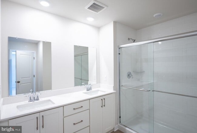 Building Photo - 715 Platinum Dr