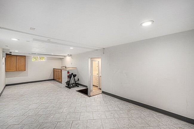 Building Photo - Charming 4Bed/2Bath with Two Huge Backyard