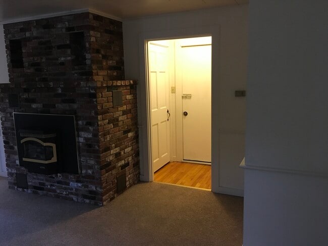 Building Photo - 7 Carlisle St