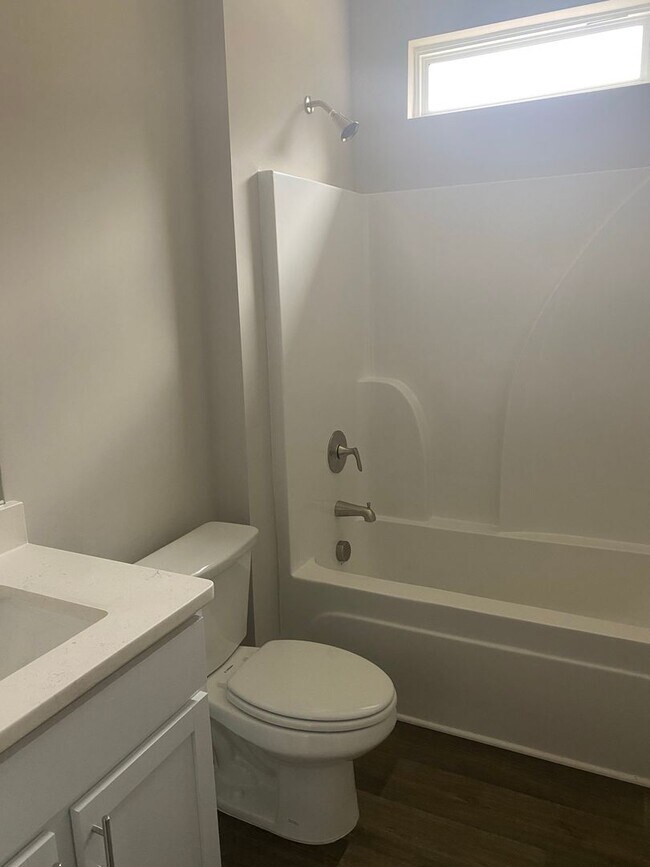 Building Photo - 5 Bed 3 Bath in Stone Mountain!