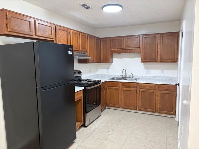 Building Photo - Affordable 2 bedroom Duplex w/Yard