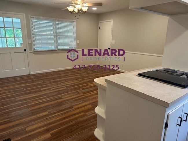 Building Photo - Beautiful 3 Bedroom House with Fenced in Yard
