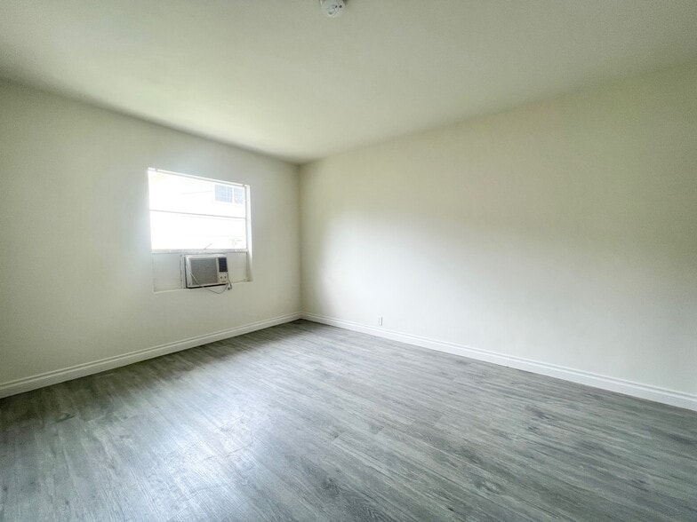 Building Photo - 525 E Valencia Ave