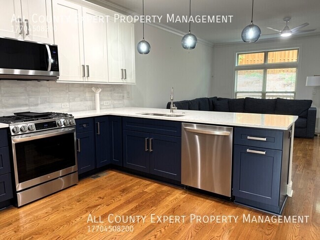 Building Photo - 4858 Lamoyne Ln