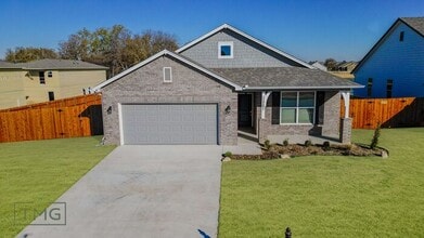 Building Photo - 4/2.5/2 Owasso Home! Lawn Care Included!