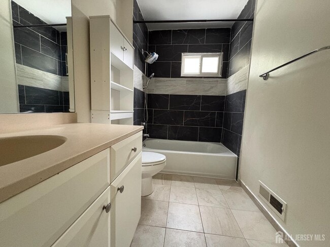 Building Photo - 31 Tall Oaks Dr