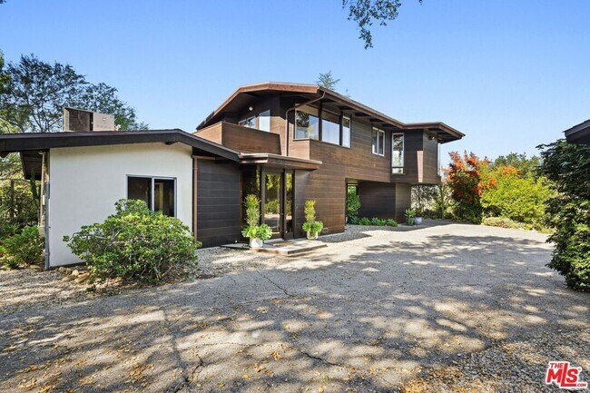 Building Photo - 21277 Entrada Rd