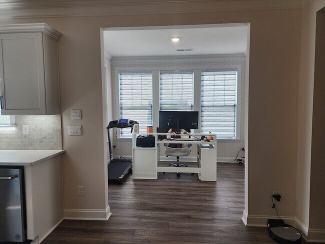 Building Photo - Like New Single Family Home minutes from B...