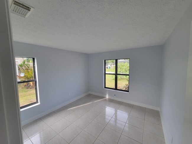 Building Photo - 2050 SE Camilo St