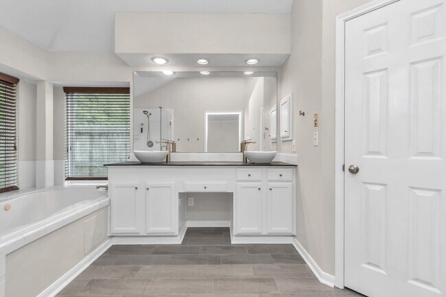 Building Photo - 1715 Parkview Ln