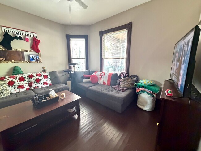 Building Photo - Spacious Three Bedroom Single Family near John Ball Zoo!