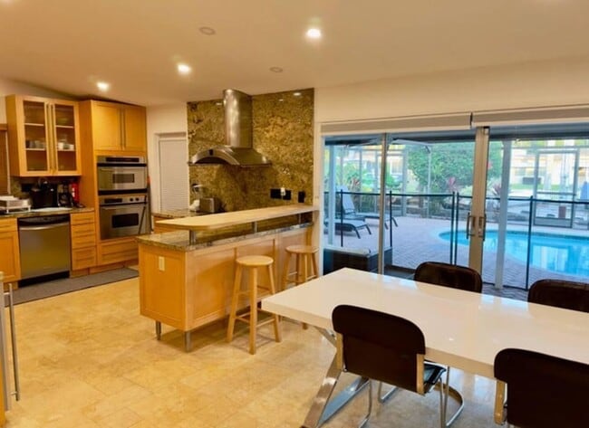 Building Photo - 2524 Gulfstream Ln