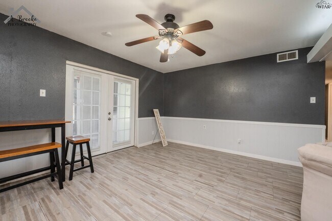 Building Photo - 1603 Karen Ln