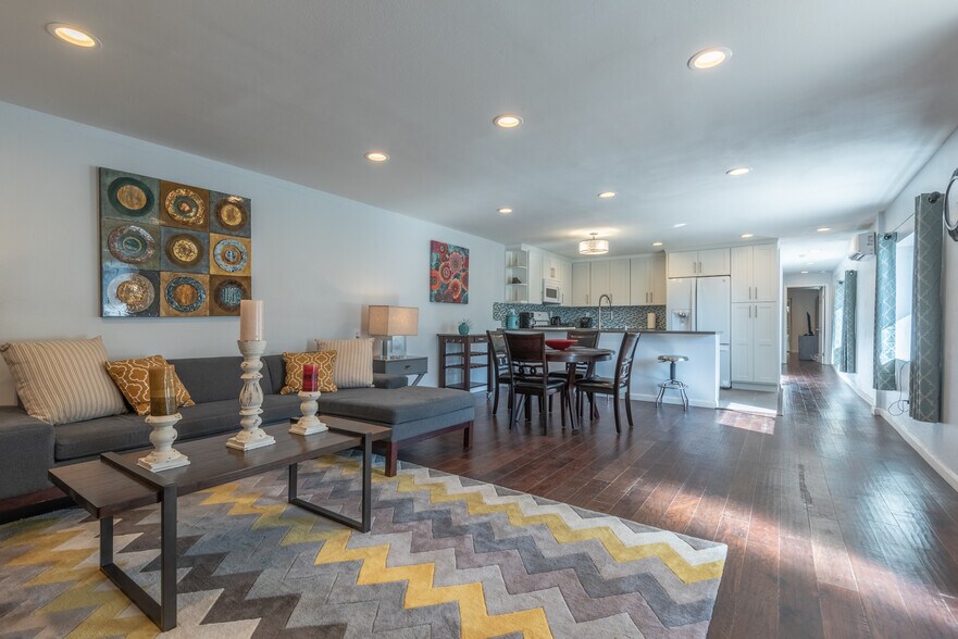 Living Room - 3617 Sunswept Dr