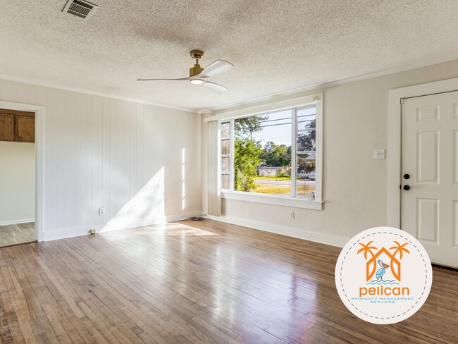 Building Photo - Cozy 2 Bedroom House with Large Yard in Pe...