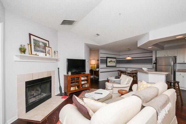 Building Photo - Summer House – 2BR/2BA Top-Floor Condo wit...