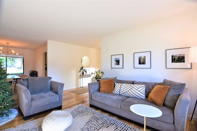 Building Photo - Beautiful 4bd/ 2.5 ba House