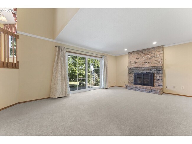 Building Photo - 3-Bedroom Home with Granite Kitchen, Family Room & Private Deck