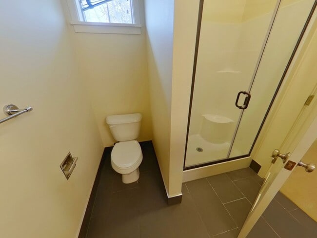 Building Photo - Newer Duplex Near Autzen Stadium - 3Bed/2B...