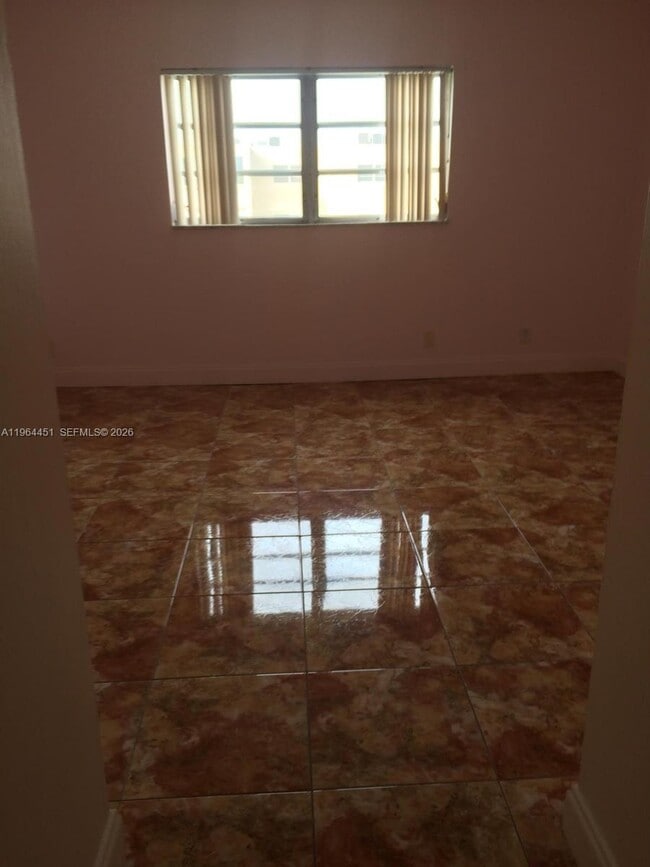 Building Photo - 609 NE 14th Ave