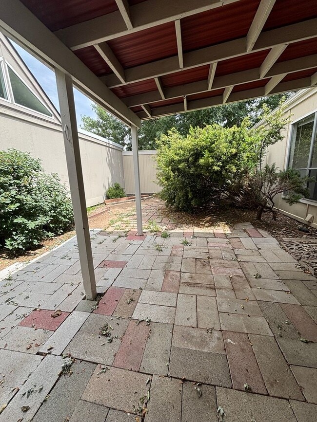 Building Photo - AVAILABLE NOW! 2 Bed 2 Bath - Near Fort Ca...