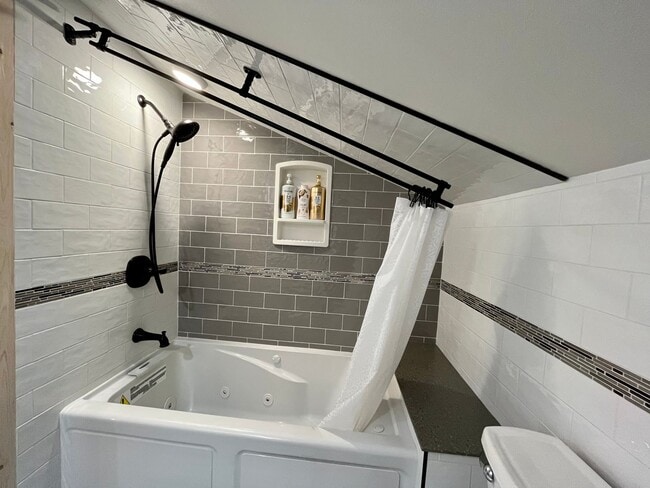 Building Photo - Beautiful efficiency apartment with balcony near UAF