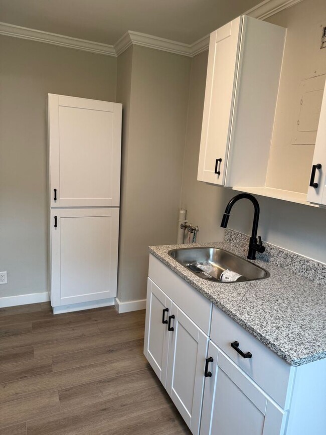 Building Photo - Spacious 2-Bedroom Apartment in Prime Wins...