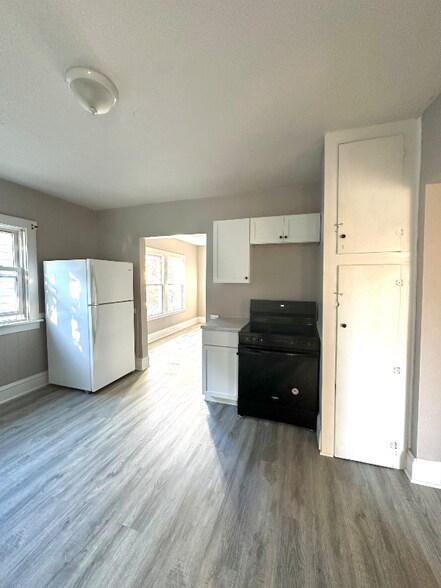 Building Photo - 2053 Robin St