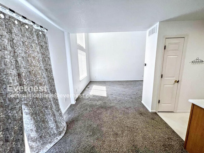 Building Photo - 502 W 114th Way