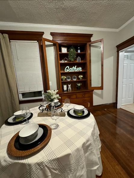 Building Photo - 208 Buckingham St