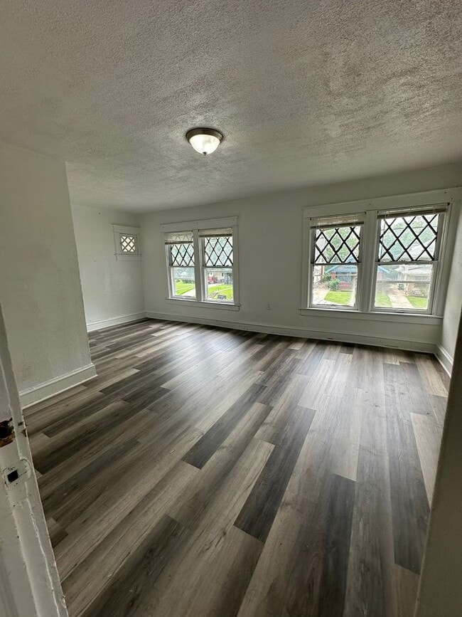 Building Photo - 4 bedroom 1.5 bath