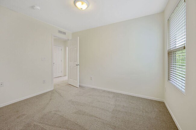Building Photo - 3 Bedroom Open Concept with Enough Room fo...