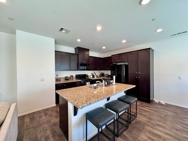 Building Photo - Beautiful 3 bedroom Town house available f...